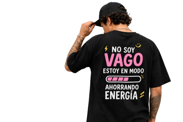 Modelo MoodShirts con camiseta negra de la colección